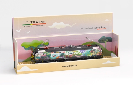 PT_trains-547020-open-box-in-exibition